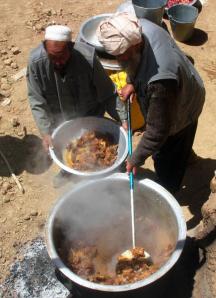 阿富汗山区村民为一场婚礼，集体做手抓饭宴客。