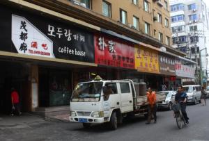 丹东市里许多商店都有韩语招牌，这里还有许多朝鲜风味饭馆。