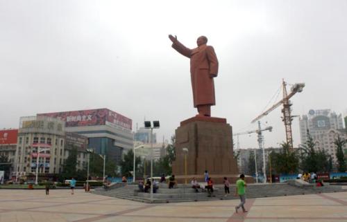 丹东火车站前的毛主席塑像，当地人称之为“毛主席打的像”（叫出租车的意思）。
