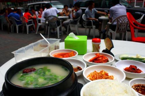 朝鲜饭馆和韩国餐厅很相似，单点一道汤饭，也会附送很多小菜。
